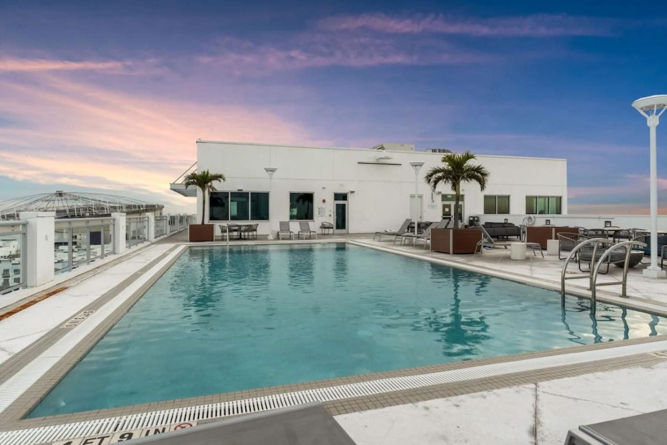 Modern 2 Bed Getaway Steps From Tropicana Field St. Petersburg Kültér fotó
