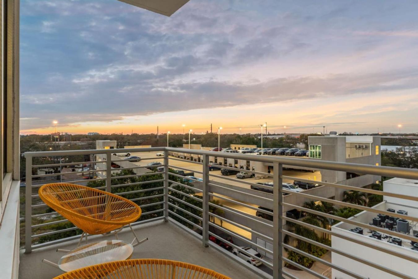 Modern 2 Bed Getaway Steps From Tropicana Field St. Petersburg Kültér fotó